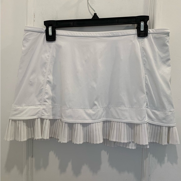 Lululemon City Sky Run By Skirt in white. Size 10 - Picture 6 of 8